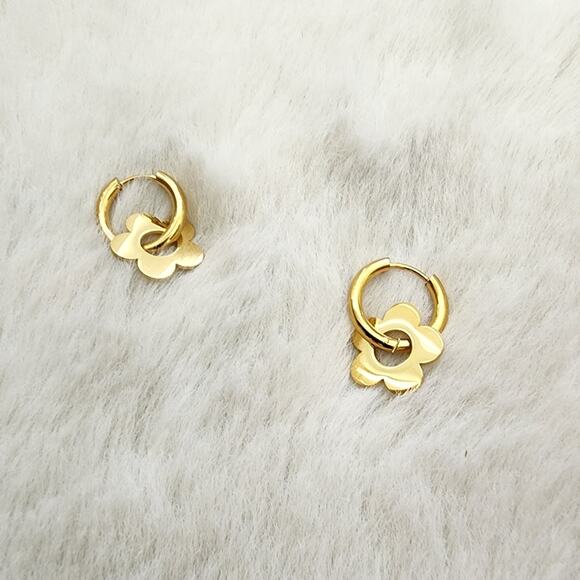 NEW Elegant Gold Clover Flower Huggie Hoop Earrings - Picture 11 of 12
